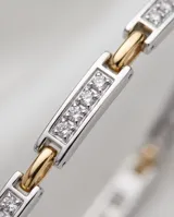 Pulsera de plata 925 con baño dorado y eslabones decorados con circonias brillantes.