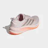 Championes de running Adidas Supernova Ease 2, color lila con detalles en naranja. Presentan un empeine de malla técnica ligera, lengüeta acolchada y mediasuela con tecnología DREAMSTRIKE para mayor amortiguación.