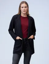 Blazer beige de algodón soft, marca Dictionary. Tiene cuello solapa, abertura central y bolsillos delanteros.