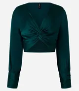 Blusa cropped satinada color verde esmeralda, con escote en V, manga larga con puños drapeados y nudo en el busto.