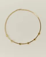 Gargantilla de cadena tipo omega en color dorado, con dijes de estrellas distribuidos a lo largo de la pieza.