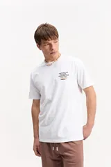 Remera de algodón marrón de manga corta, con cuello redondo y detalle estampado pequeño en el pecho.