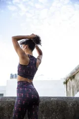 Calza larga negra con estampado abstracto en tonos rosa y rojo.