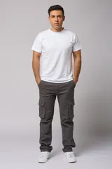Pantalón cargo gris de gabardina con bolsillos laterales con fuelle y solapa, corte recto y tiro medio.