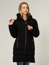 Campera larga tipo puffer de Tommy Hilfiger, color negro, con diseño acolchado horizontal, capucha con cordones ajustables y cierre frontal de cremallera. Cuenta con bolsillos laterales con cierre y logo distintivo de la marca.