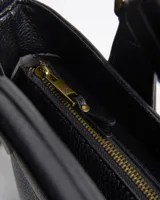 Cartera tipo tote XL Extra Large modelo Fausta, de símil cuero con textura granulada color negro. Cuenta con dos asas de mano, correa bandolera regulable y desmontable, herrajes de metal dorado envejecido y cierre superior. Presenta costura central decorativa y parche con logo en relieve en el frente.