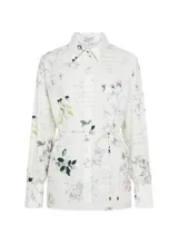 Camisa de manga larga con estampado floral y de texto, con cuello clásico, cierre frontal con botones y lazo ajustable en la cintura.
