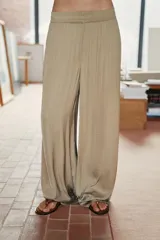 Pantalón de tiro alto color bordó, de pernera ancha y corte fluido, con cintura elástica.