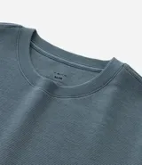 Remera celeste de algodón acanalado, corte slim fit, cuello redondo y mangas cortas.