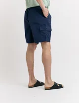 Short de baño verde agua con un bolsillo lateral con solapa y cordón ajustable en la cintura.