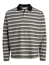 Camiseta polo de manga larga con diseño de rayas horizontales en color blanco y negro, cuello negro y cierre frontal de botones.