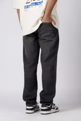 Jean mom de corte holgado color negro, confeccionado en denim de algodón con diseño clásico de cinco bolsillos y tiro medio.