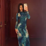 Vestido midi de manga larga con estampado tie-dye en tonos azul, celeste y beige, confeccionado en tela elastizada y diseño ajustado.