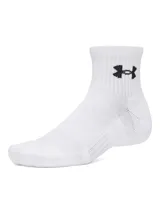 Medias deportivas de corte quarter, color blanco, con logo de Under Armour bordado en negro en el lateral. Confeccionadas en tejido de mezcla de algodón con paneles de malla para mayor transpirabilidad, amortiguación en la planta del pie y banda de soporte en el arco.