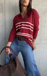 Sweater de tejido fino en color bordó con rayas horizontales en tono crema, diseño de cuello polo y mangas largas.
