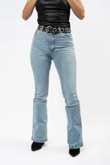 Pantalón de jean estilo campana con tiro alto, confeccionado en denim con elastano. Presenta un lavado claro y corte ajustado en la parte superior que se ensancha desde la rodilla hacia el ruedo.
