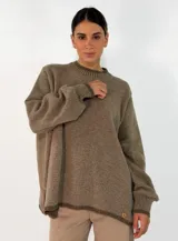 Sweater de tejido de punto color marrón, con cuello redondo, mangas largas con puños acanalados y diseño holgado.