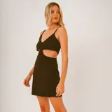 Vestido corto negro de terciopelo, con tirantes finos, escote en V y diseño con aberturas (cut-out) en la cintura.