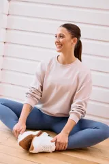 Buzo lila de manga larga con puños elastizados y cuello redondo.