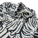 Camisa de manga corta Roark Bless Up de tejido técnico perforado con estampado tropical de hojas, cuello camisero y cierre frontal de botones.