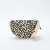 Riñonera de diseño acolchado con estampado animal print de leopardo, cierre superior con cremallera metálica y correa ajustable de lona en color crudo.