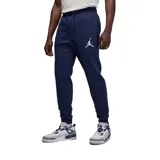 Pantalon de jogging Nike Jordan, confeccionado en tejido fleece color negro, con cintura elástica ajustable mediante cordón, puños elásticos en los tobillos y logo Jumpman bordado en color rojo en la pierna izquierda.