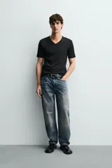 Camiseta blanca de algodón con elasticidad, corte slim fit, cuello en V y mangas cortas.