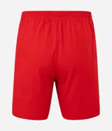 Pijama corto de hombre confeccionado en algodón, compuesto por una remera de manga corta con cuello redondo y estampa frontal de Rayo McQueen, y una bermuda roja a juego con cintura elástica.