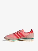 Zapatillas Adidas SL 72 OG W, color rosa con detalles en rojo y suela blanca con detalles en verde.