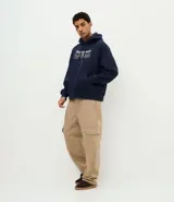 Pantalón masculino de corte baggy relaxed, confeccionado en sarga de algodón. Presenta cintura con trabillas, cierre tradicional y bolsillos laterales tipo cargo.