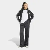 Pantalón deportivo Adidas Satin Loose de corte holgado, color negro con las icónicas tres tiras blancas a los lados y el logo del trifolio bordado. Confeccionado en tejido satinado con diseño de perneras anchas.