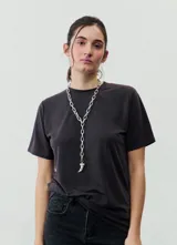 Remera básica de manga corta y cuello redondo, color negro, de corte clásico y diseño liso.