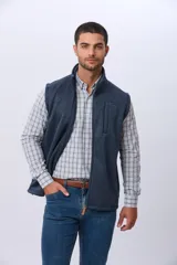 Chaleco de felpa en color azul, con cierre frontal completo, cuello alto y bolsillo vertical en el pecho.