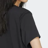 Remera Adidas negra de corte holgado con logo del trifolio estampado en blanco.