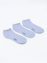Pack de tres pares de medias cortas color lila, con borde superior con detalle de volados y logo de la marca estampado.