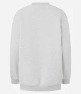 Suéter de cuello redondo con diseño estilo college, color gris melange con estampado frontal en letras oscuras. Presenta puños y ruedo acanalados.