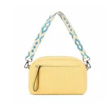 Cartera tipo bandolera de textura acanalada en color amarillo, con cierre frontal y correa ajustable estampada con diseño geométrico en tonos azul y crema.
