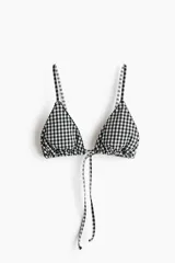 Top de bikini triangular con estampado de cuadros vichy en blanco y negro, breteles ajustables y tiras para anudar en la parte delantera.
