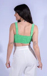 Top verde con breteles y nudo en el centro del busto.