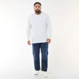 Pantalón de jean corte recto con diseño clásico de cinco bolsillos, cierre frontal con botón y cremallera.