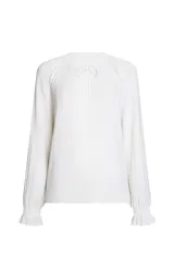 Blusa Aretha de Le Lis Blanc confeccionada en tejido de punto acanalado blanco, con corte recto, escote redondo decorado con un delicado lazo frontal, mangas largas ligeramente abullonadas con puños ajustados y dobladillo acanalado.