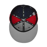 Gorra de béisbol de ala plana, modelo 59 Fifty, colaboración entre Corteiz y New Era. Presenta un diseño tricolor con paneles frontales en azul marino, paneles laterales y traseros en rojo, y detalles en blanco. Incluye el logo de Corteiz bordado en el frente y el logo de New Era en el lateral.