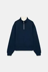 Sudadera roja de cuello alto con cierre frontal de cremallera y diseño de manga larga, con interior en tono contrastante.