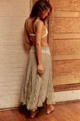 Falda larga verde de encaje floral, con cintura elastizada, caída amplia y paneles transparentes.