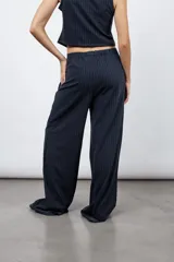 Pantalón sastrero de algodón con rayas diplomáticas, tiro alto-medio y elástico en la espalda.