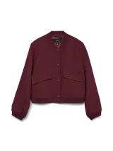 Campera bomber corta de color beige, confeccionada en tejido sarga, con cuello tipo rib, cierre frontal de botones a presión, bolsillos frontales con solapa y puños y dobladillo elasticados.