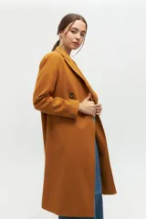 Tapado de paño azul con diseño de doble botonadura, solapas amplias y corte recto. Cuenta con bolsillos laterales discretos y forro interior.