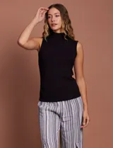 Musculosa negra de modal con cuello alto y corte ajustado.