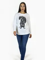 Remera de manga larga en color blanco con estampa central de un perro salchicha en tonos blanco y negro.