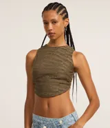 Top corto sin mangas de encaje color verde militar, con cuello redondo y diseño texturizado con forro interior.